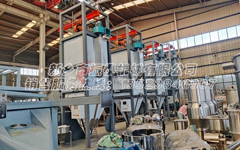 氧化鋁噸袋拆包機(jī)：自動(dòng)破包，手動(dòng)解袋，好物推薦！